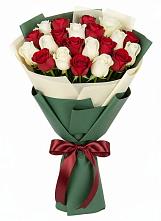 Букет Микс из красных и белых роз в Ермолаево