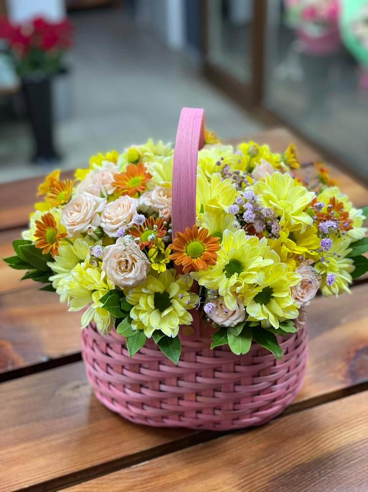 Цветочная композиция из Хризантемы и Розы в корзине в Ермолаево