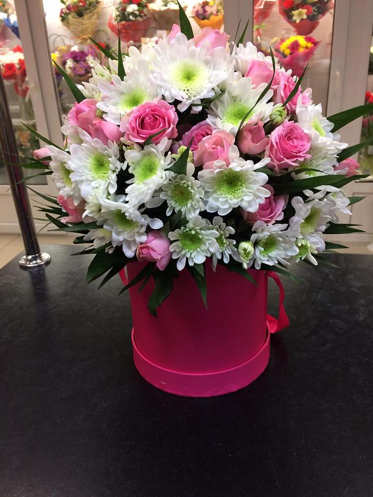 Цветочная композиция из Розы и Хризантемы в шляпной коробке в Ермолаево