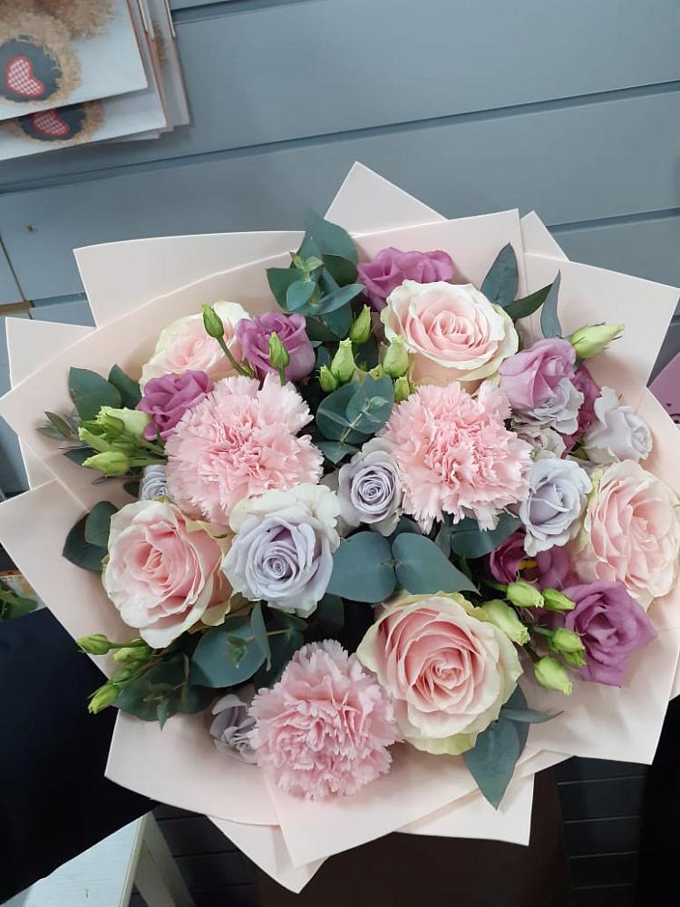 Букет цветов из: Розы, Гвоздики и Лизиантусы в Ермолаево