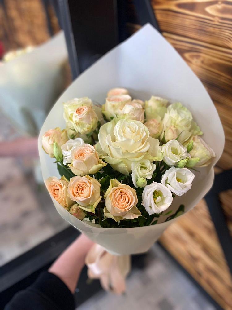 Букет цветов из: Розы и Лизиантусы в Ермолаево